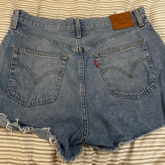 Levi’s Ribcage Shorts - Picture 9 of 10